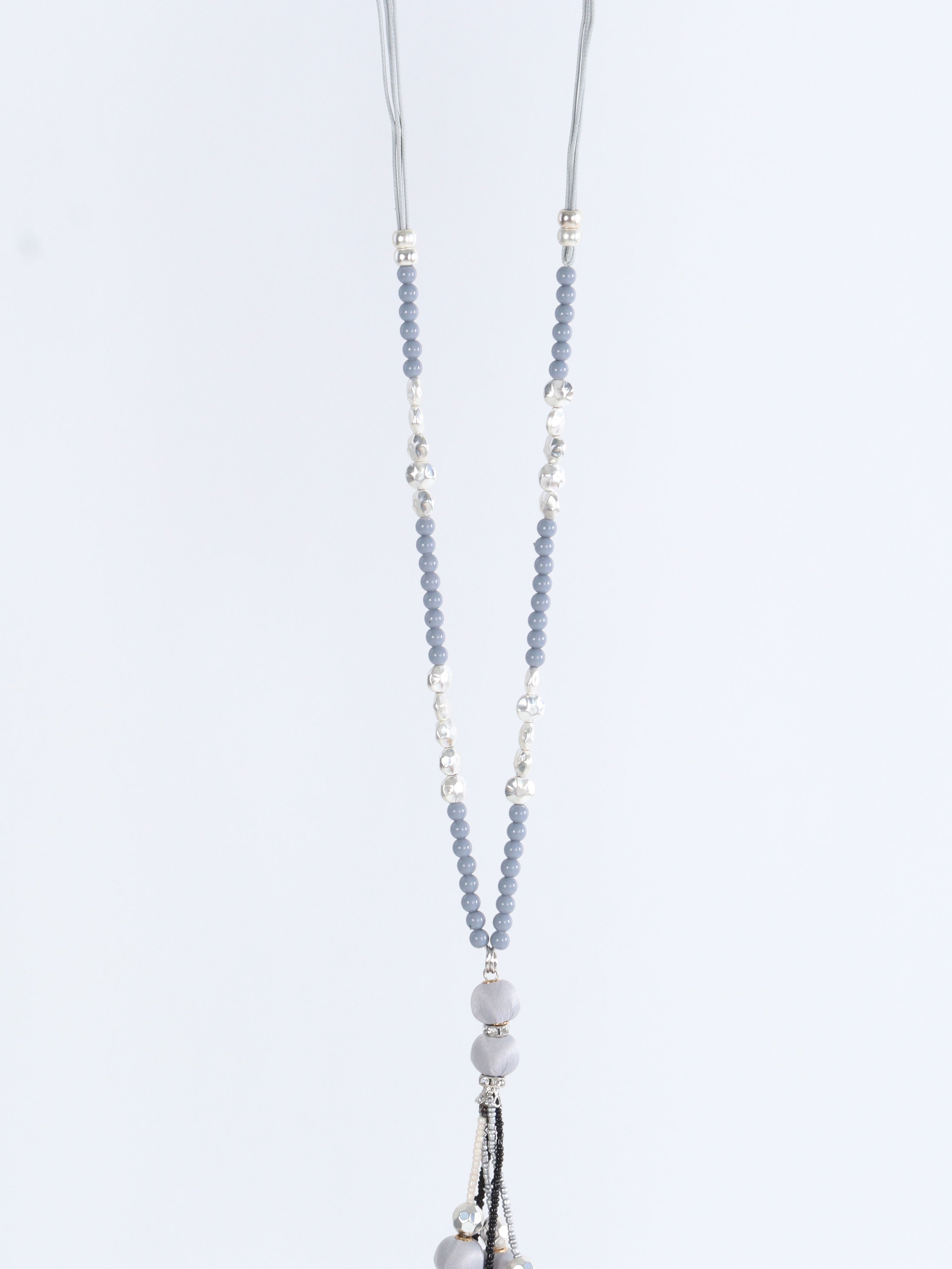 Lalola - Grått pärlhalsband med tofsar